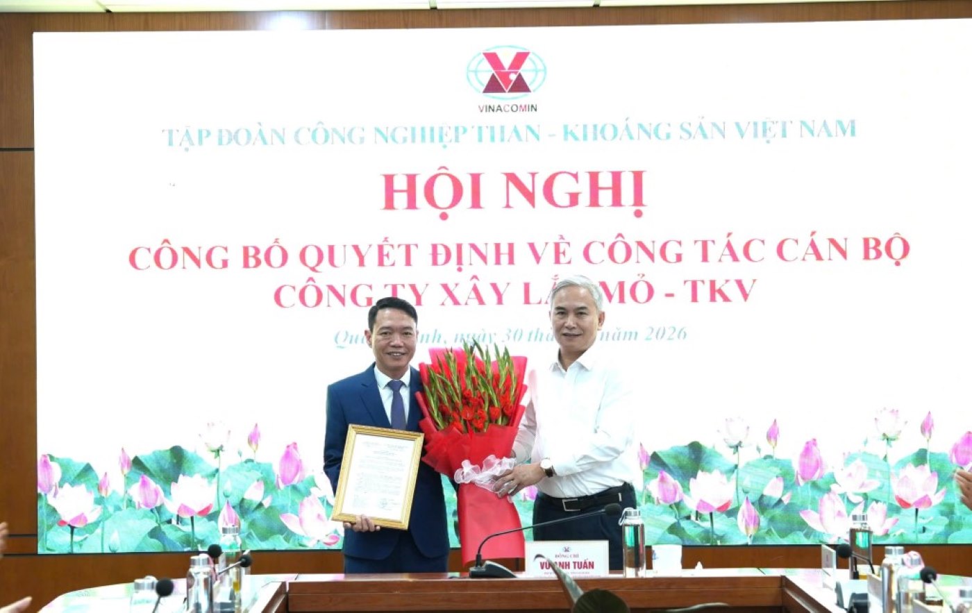 General Director of the Group Vu Anh Tuan presents the decision to appoint Director of Mining Construction Company - TKV to Mr. Do Manh Cuong (left). Photo: Viet Trung