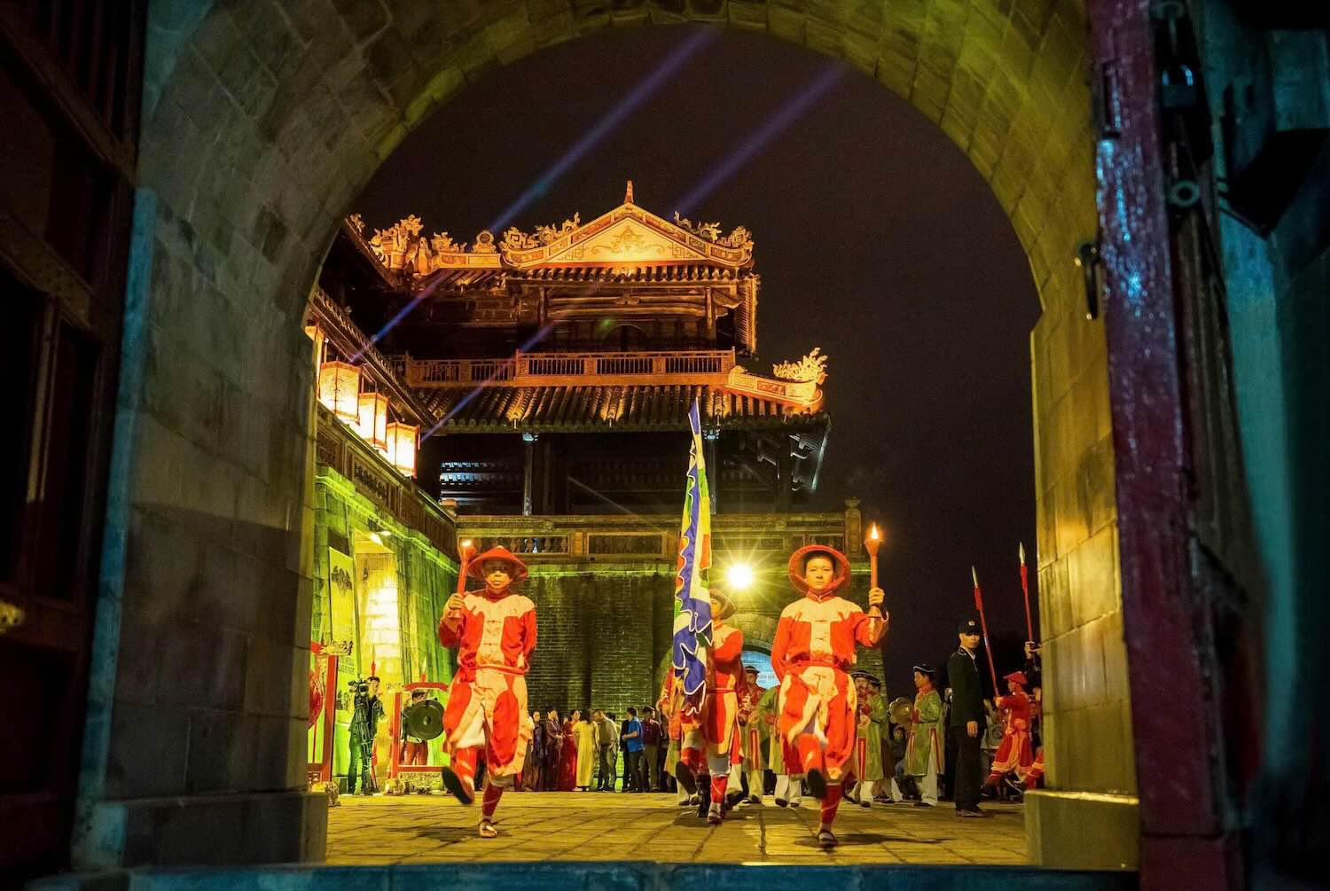 Tourists have the opportunity to explore the Imperial Citadel at night through the "Magic Imperial Palace" program. Photo: Viet Trung.