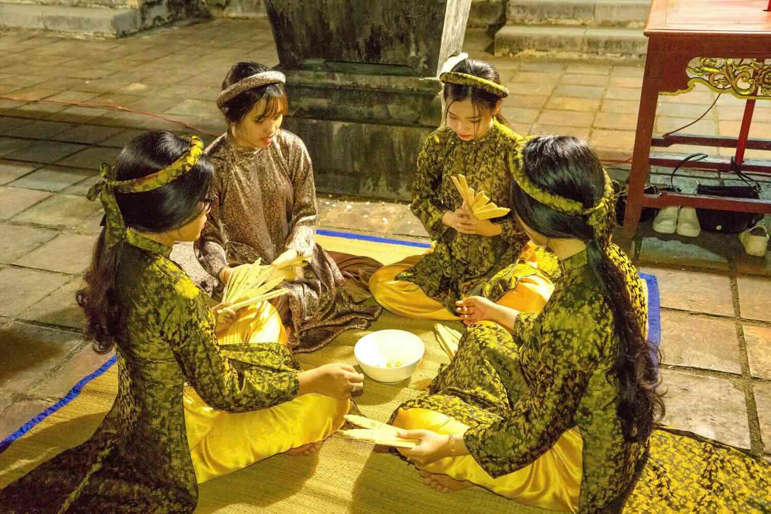 Trải nghiệm các trò chơi dân gian ở di sản Huế. Ảnh: Việt Trung.