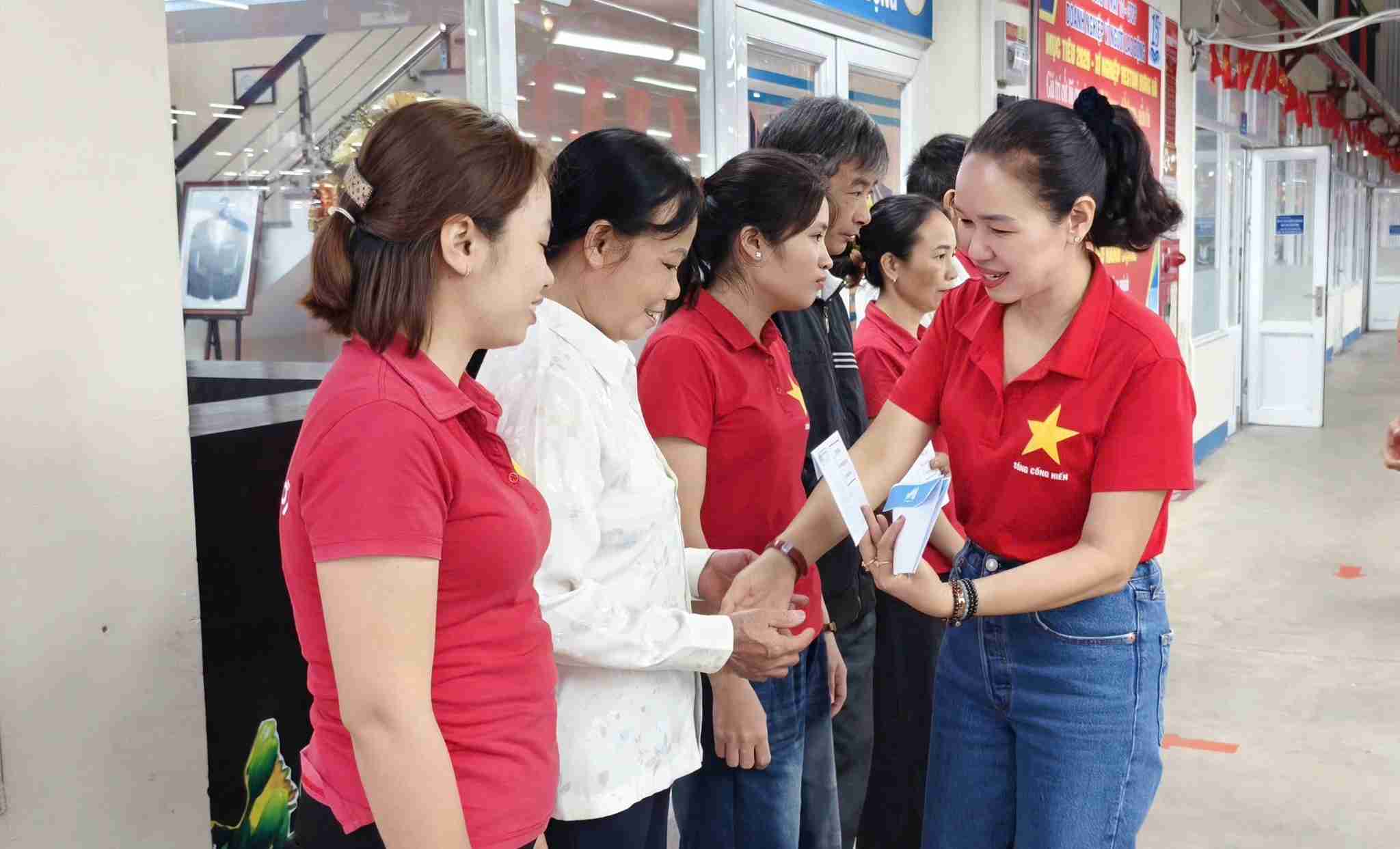 Người lao động Veston Hưng Hà được tôn vinh, tiếp thêm động lực phát triển. Ảnh: Tổng Công Ty May 10 - CTCP