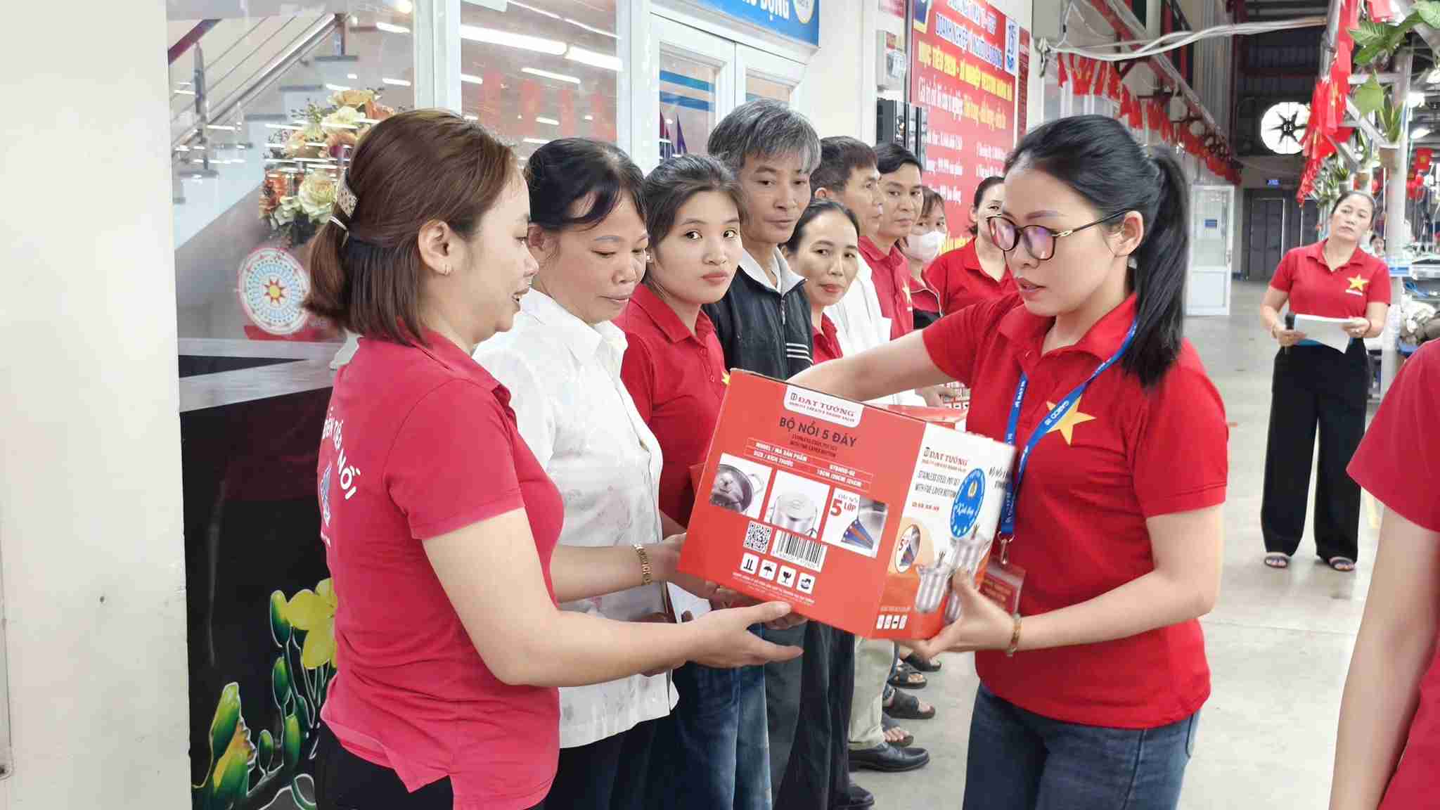 Los trabajadores de Veston Hung Ha reciben apoyo de políticas de recompensa prácticas. Foto: May 10 Corporation - JSC