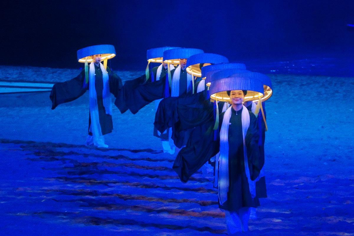 A performance at the reality stage of Ha Long Carnival 2024. Photo: Doan Hung