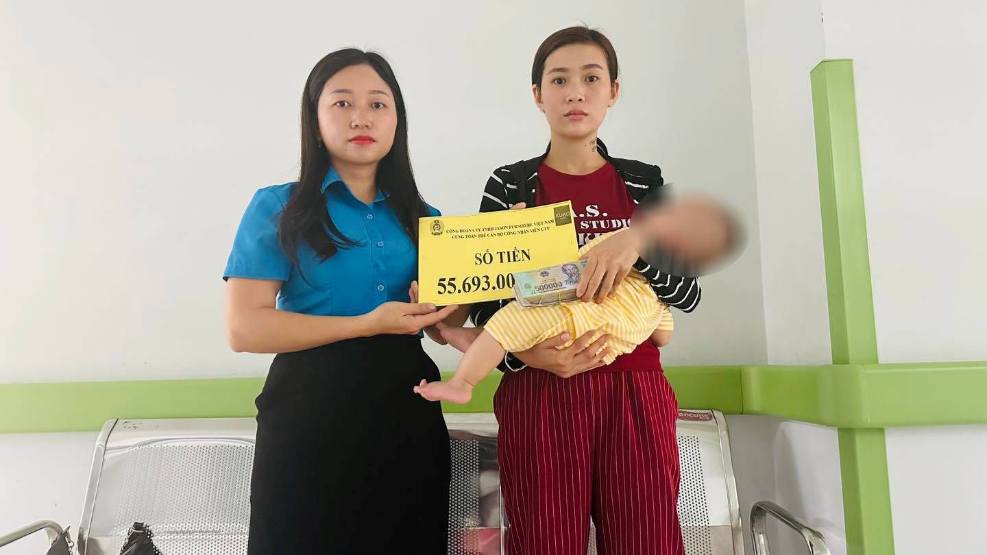 Representatives of the Executive Committee of the Grassroots Trade Union of Jason Furniture Vietnam Co., Ltd. present support to union members facing difficulties. Photo: Grassroots Trade Union provided
