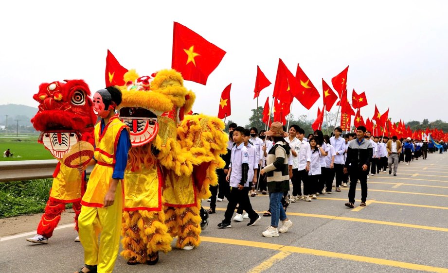 The procession at the Bach Ma Temple festival takes place in a sacred space, attracting a large number of people to participate. Photo: Tran Duy Ngoan