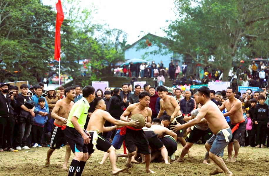 Không khí tưng bừng tại lễ hội với trò chơi dân gian sôi động, thu hút đông đảo người dân tham gia. Ảnh: Trần Duy Ngoãn