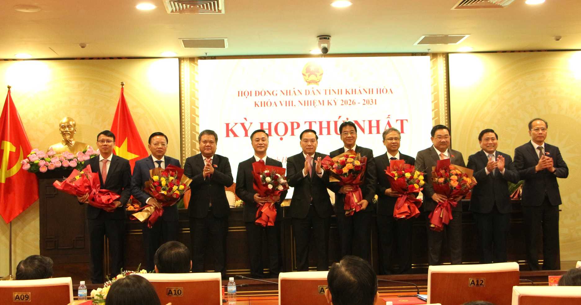 Chủ tịch UBND tỉnh Khánh Hòa và các Phó Chủ tịch UBND tỉnh nhiệm kỳ 2026-2031 ra mắt tại kỳ họp. Ảnh: Phương Linh