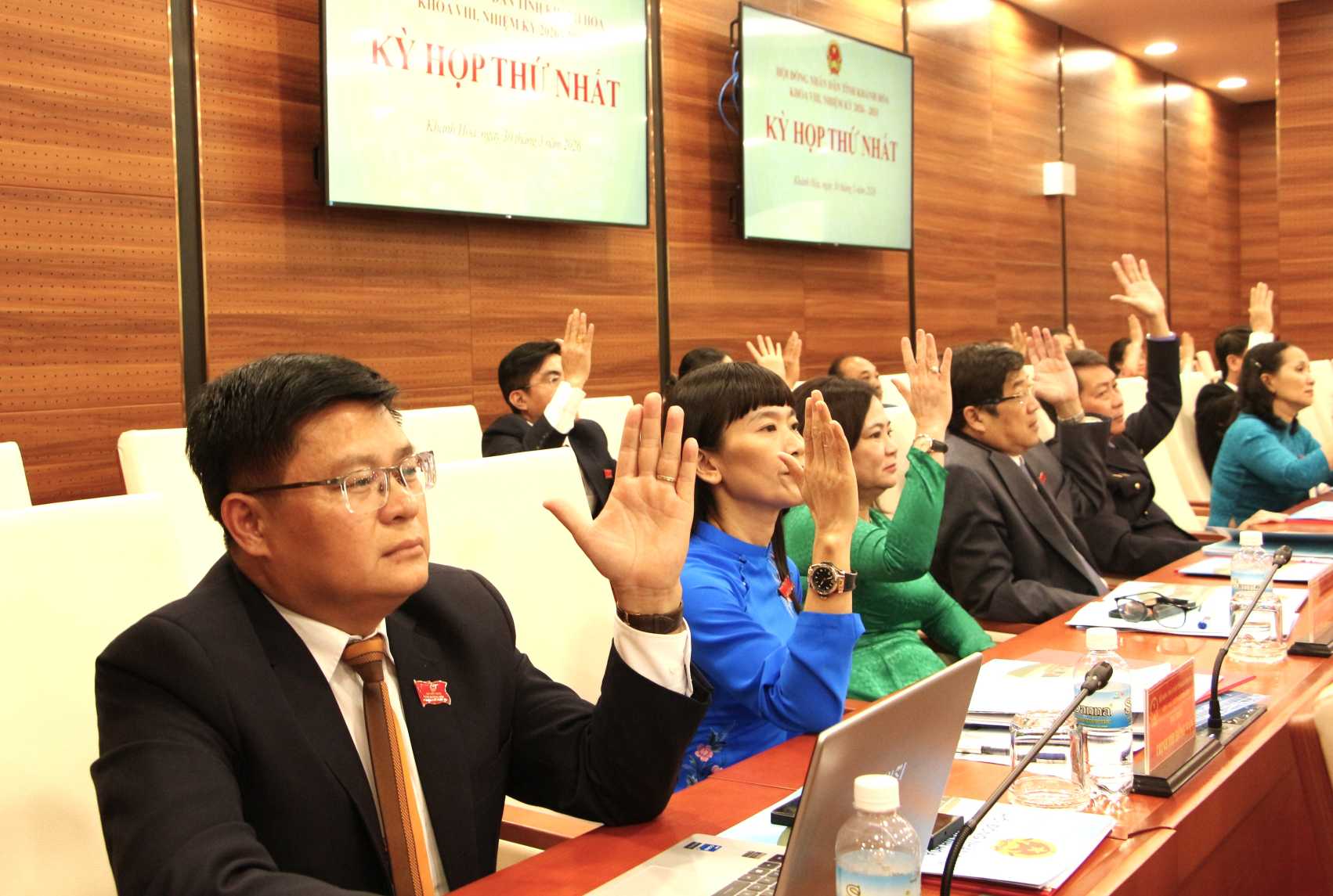 Các đại biểu HĐND tỉnh Khánh Hòa khóa VIII biểu quyết thông qua các Nghị quyết kiện toàn công tác nhân sự chủ chốt trong kỳ họp thứ 1. Ảnh: Phương Linh