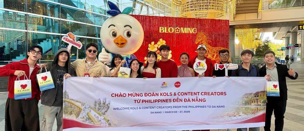 Đoàn gồm 14 KOLs/Content Creators có sức ảnh hưởng trên TikTok, Instagram cùng ê-kíp sản xuất và đại diện AirAsia được đón tiếp nồng nhiệt ngay khi đáp sân bay Đà Nẵng. Ảnh: Sở VHTTDL