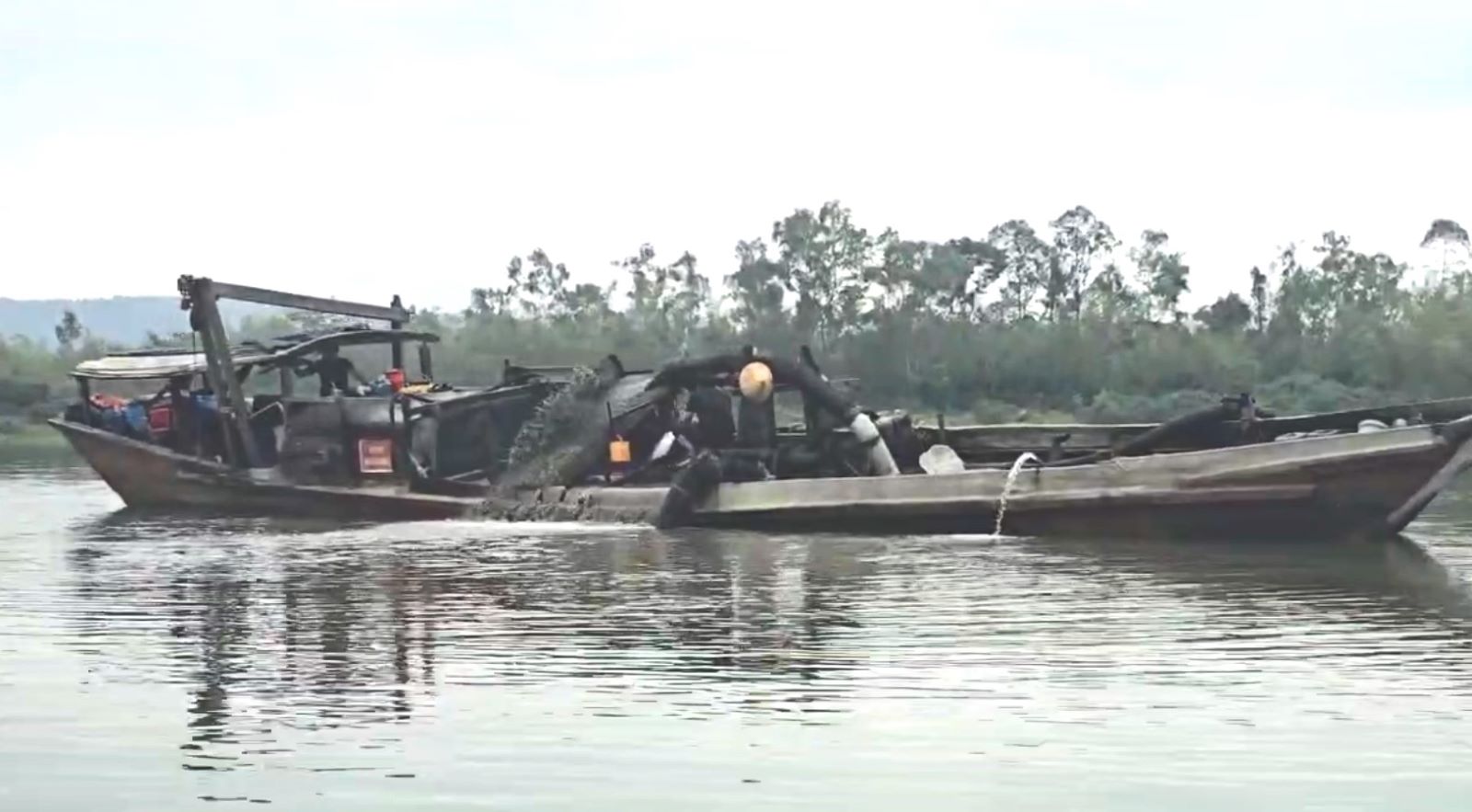 La provincia de Quảng Trị revisará la recuperación de minerales. En la foto, un barco tiene permiso para dragar arena en el río Gianh. Foto: Hưng Thơ