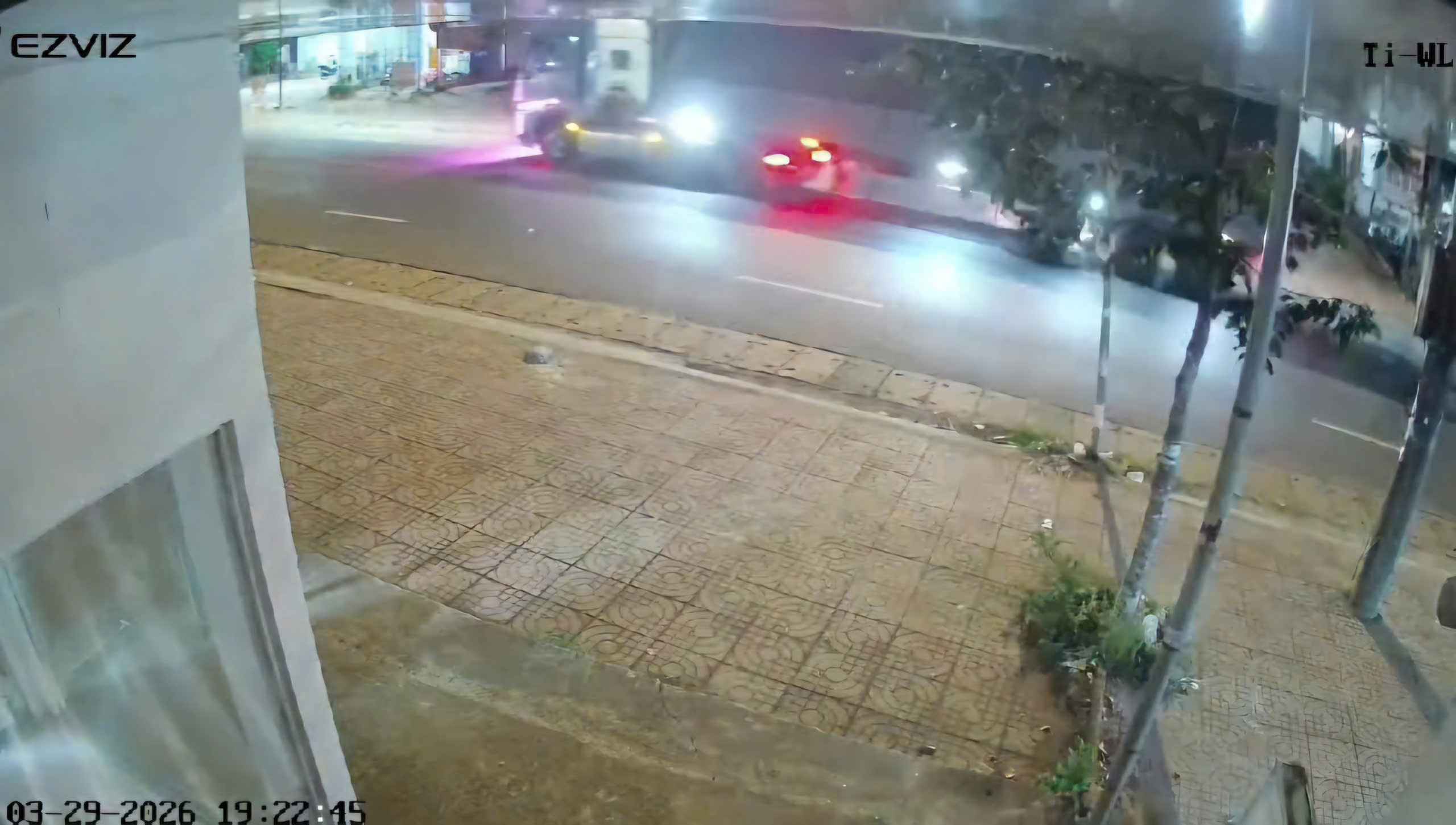 Hiện trường vụ tai nạn xe máy tông trúng chó thả rông, va chạm với xe đầu kéo khiến 2 người bị thương nặng. Ảnh: Cắt từ clip