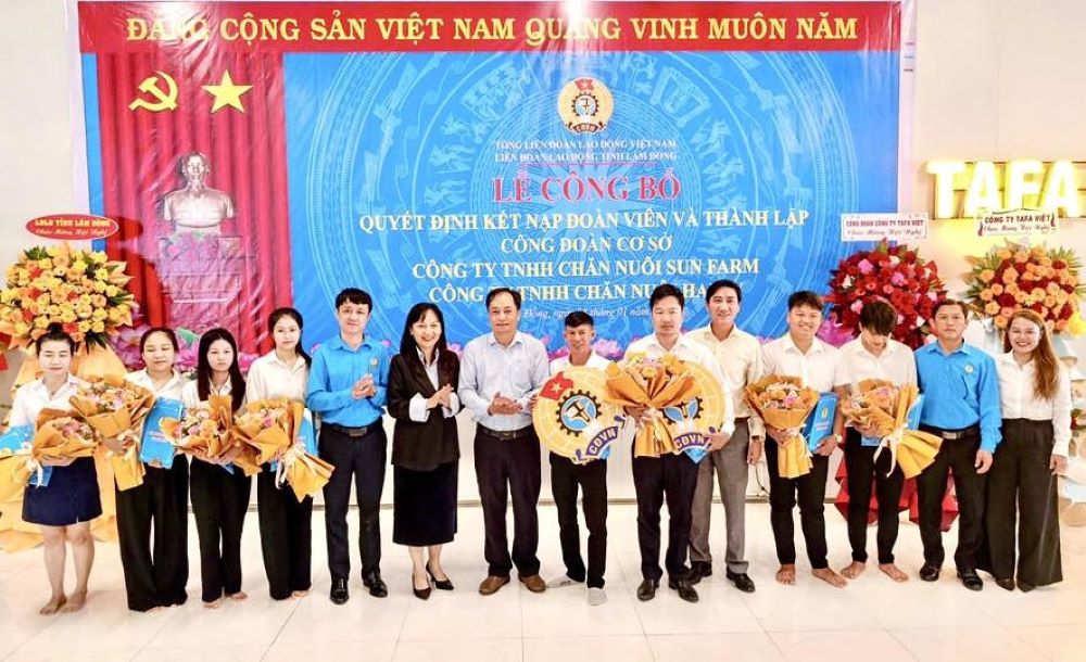 Ông Hồ Công Dương - Phó Chủ tịch Thường trực Liên đoàn Lao động tỉnh Lâm Đồng trao quyết định thành lập công đoàn cơ sở hôm đầu tháng 1.2026. Ảnh: Duy Tuấn