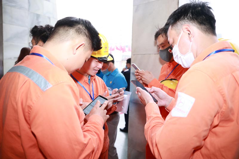 La propaganda de la Directiva No. 57 tiene como objetivo contribuir a la propaganda para mejorar la conciencia y la responsabilidad del equipo de funcionarios, miembros del sindicato, empleados públicos y trabajadores y todo el sistema sindical sobre seguridad cibernética. Foto: Hai Nguyen