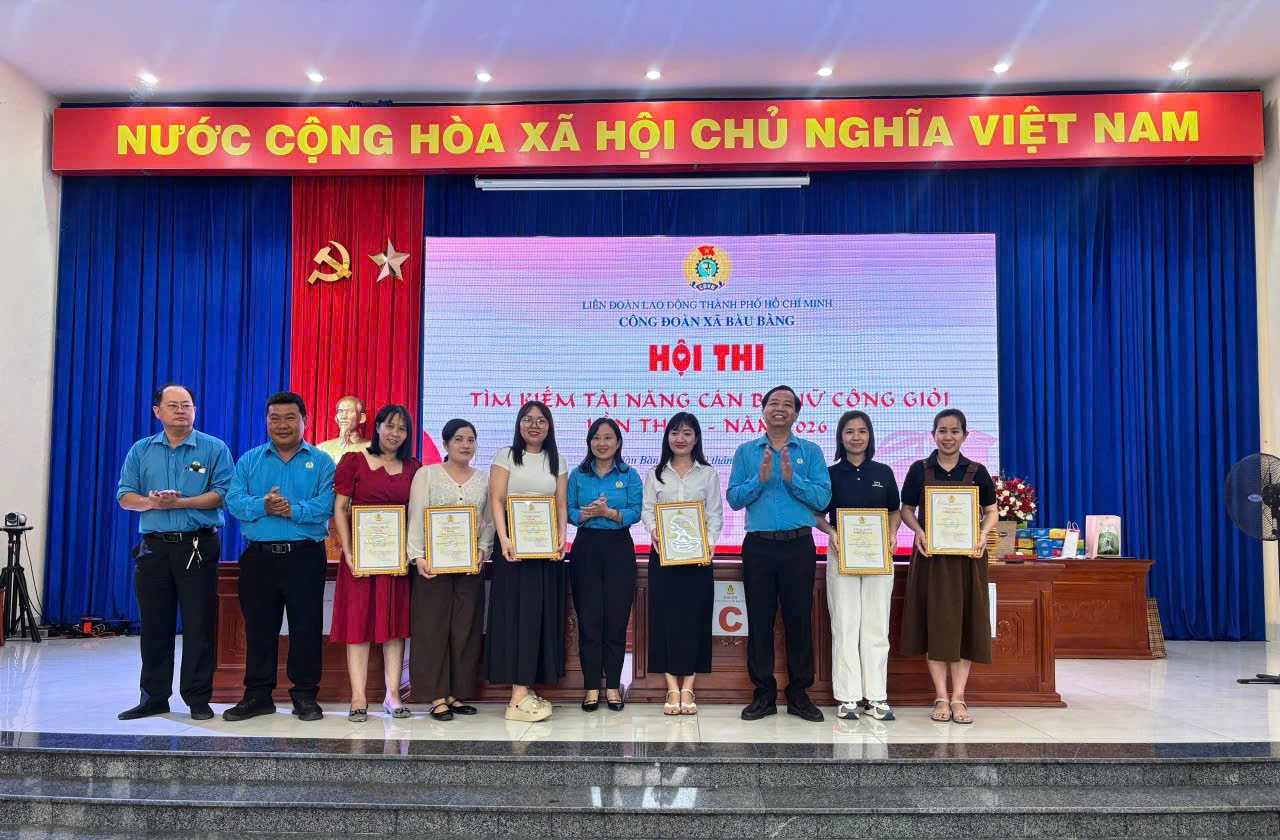 Ban tổ chức trao giải cho các đội thi. Ảnh: Công đoàn cung cấp