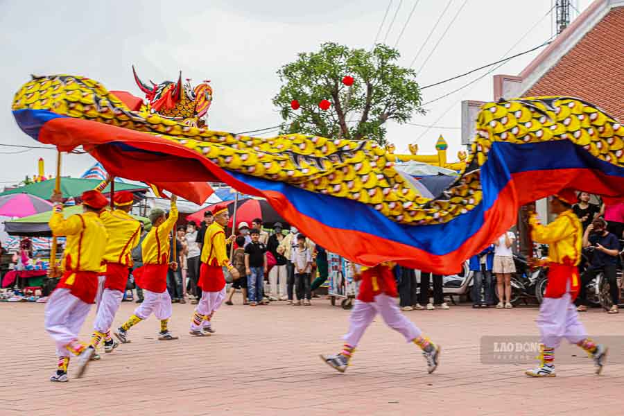 The dragon dance performance at the Da Hoa Temple festival this year left many impressions on visitors.
