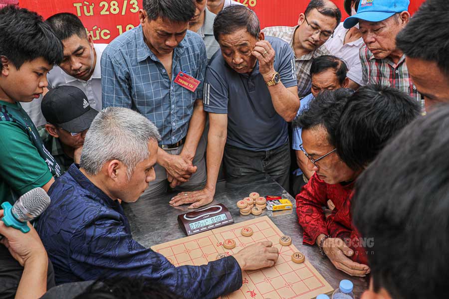 Một trong những hoạt động thu hút đông đảo người tham gia là các trò chơi dân gian quen thuộc như cờ tướng, kéo co.