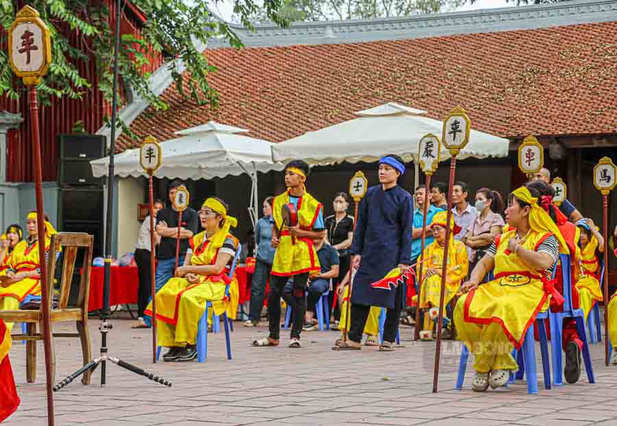 Khác với cờ tướng, cờ người là sự kết hợp giữa thi đấu trí tuệ và trình diễn nghệ thuật. Trên “bàn cờ”, mỗi quân cờ là một người thật trong trang phục truyền thống, di chuyển theo nước đi của các kỳ thủ.