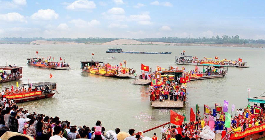 Nhiều người dân đã có mặt từ rất sớm để theo dõi cuộc thi bơi trải. Nguồn: báo Hưng Yên