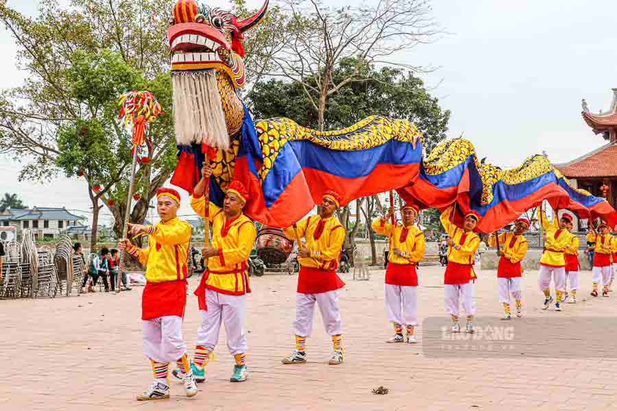 Hoạt động múa rồng cũng để lại nhiều ấn tượng. Theo quan niệm truyền thống, rồng là biểu tượng cội nguồn dân tộc, gắn với truyền thuyết Lạc Long Quân - Âu Cơ; đồng thời là hình ảnh linh thiêng, gửi gắm ước vọng về mưa thuận gió hòa, đời sống ấm no, hạnh phúc cho nhân dân.