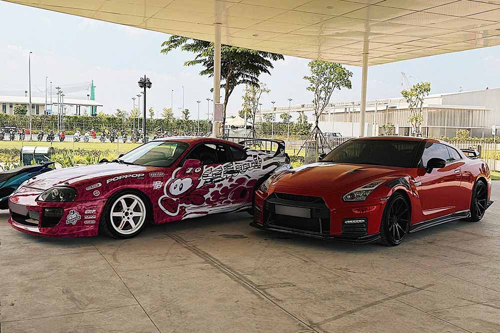 The rare Japanese sports car duo Nissan GT-R R35 and Toyota Supra appeared together, attracting the attention of the domestic car enthusiast community. Photo: Vuong Khang