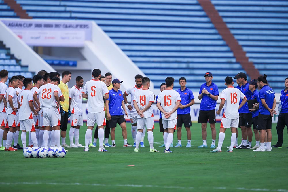 Tuyển Việt Nam làm quen sân Thiên Trường chiều 30.3. Ảnh: Minh Dân 