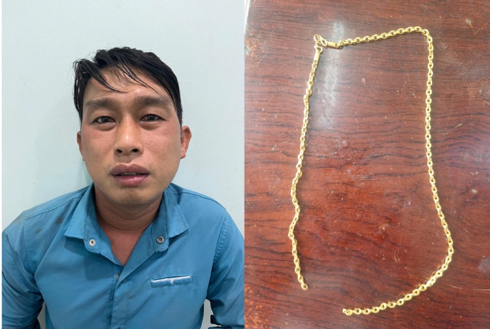 Hiếu hỏi mua đồ uống rồi cướp giật dây chuyền vàng của người bán tạp hóa. Ảnh: CACC