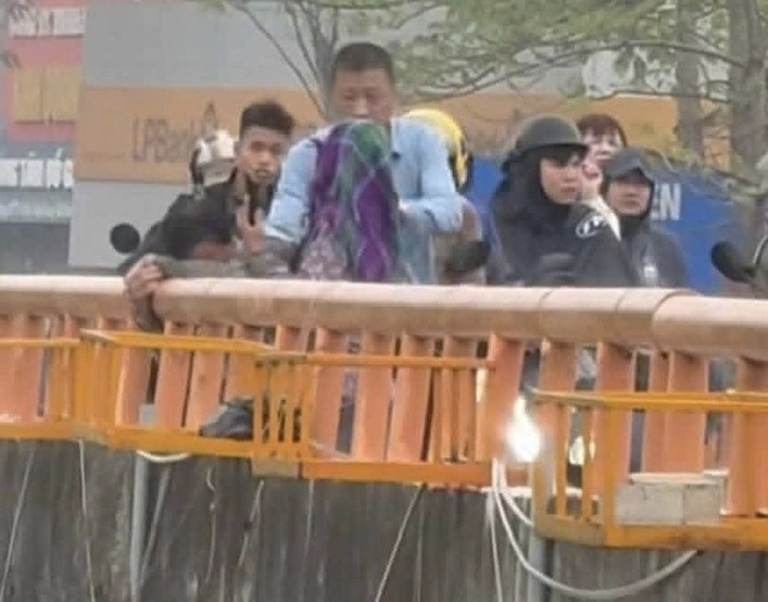 Captain Vu Viet Bang promptly prevented negative acts. Photo: Hai Phong Police