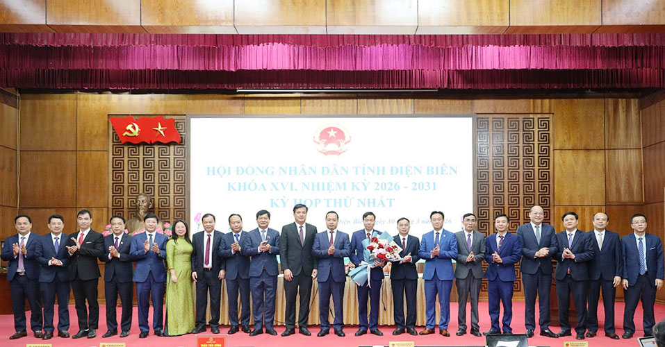 The Standing Committee of Dien Bien Provincial Party Committee presents flowers to congratulate the Chairman, Vice Chairmen and members of the 16th Provincial People's Committee. Photo: Lan Phuong