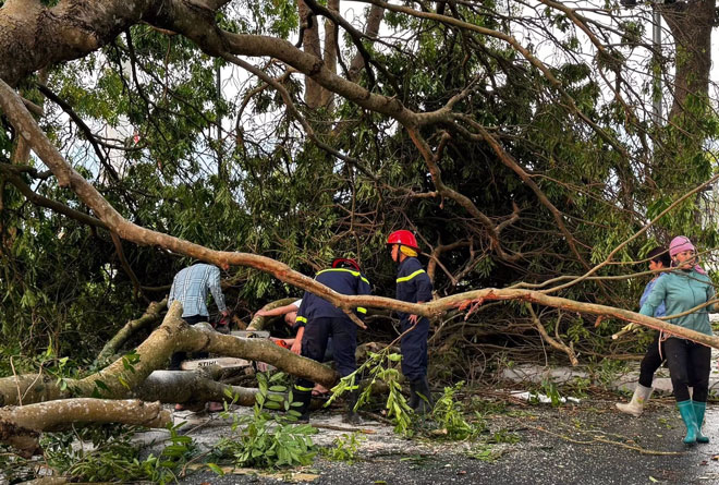 Forces and people urgently overcome the consequences caused by thunderstorms. Photo: Bao Nguyen