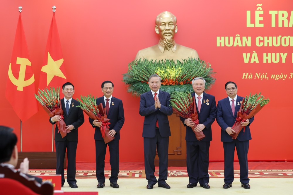 Tổng Bí thư Tô Lâm trao tặng Huy hiệu Đảng cho Thủ tướng Chính phủ Phạm Minh Chính và các Phó Thủ tướng Chính phủ. Ảnh: TTXVN 