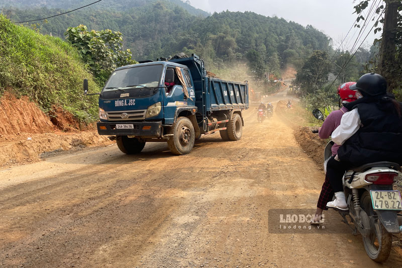 Người dân mong muốn dự án sớm hoàn thành để thuận tiện giao thương, đi lại. Ảnh: Bảo Nguyên
