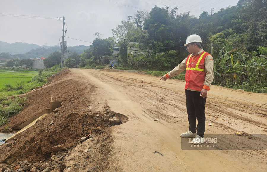 Nhiều vị trí thiếu đất đắp khiến dự án đường vào trung tâm xã Phìn Ngan cũ thi công cầm chừng. Ảnh: Bảo Nguyên