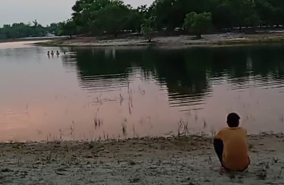 The lake where the male student and his group of friends went swimming and drowned. Photo: H.Nguyen