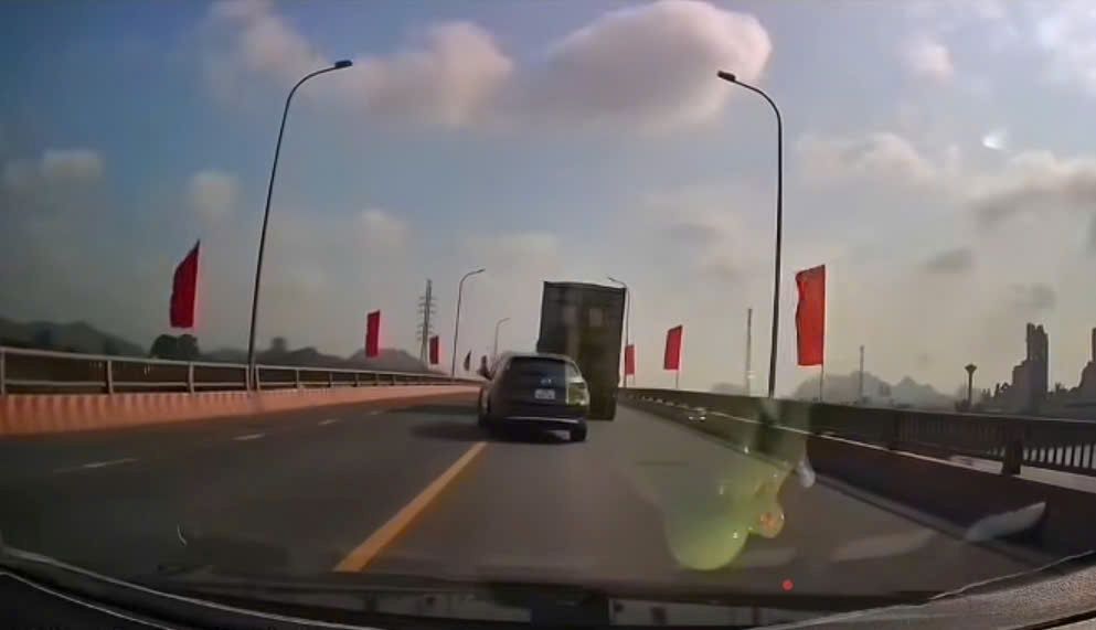 Tài xế vượt ẩu trên cầu Hiệp Thượng bị xử phạt. Ảnh: Cục Cảnh sát giao thông