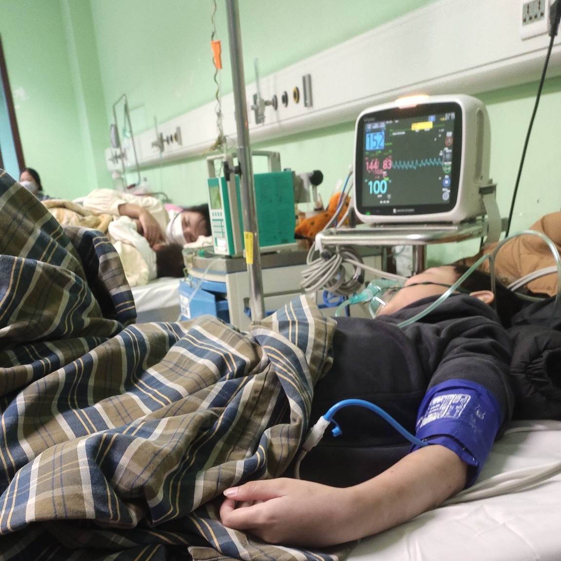 Minh thường xuyên phải nhập viện vì những cơn sốt cao kéo dài khiến cơ thể kiệt quệ. Ảnh: Gia đình cung cấp