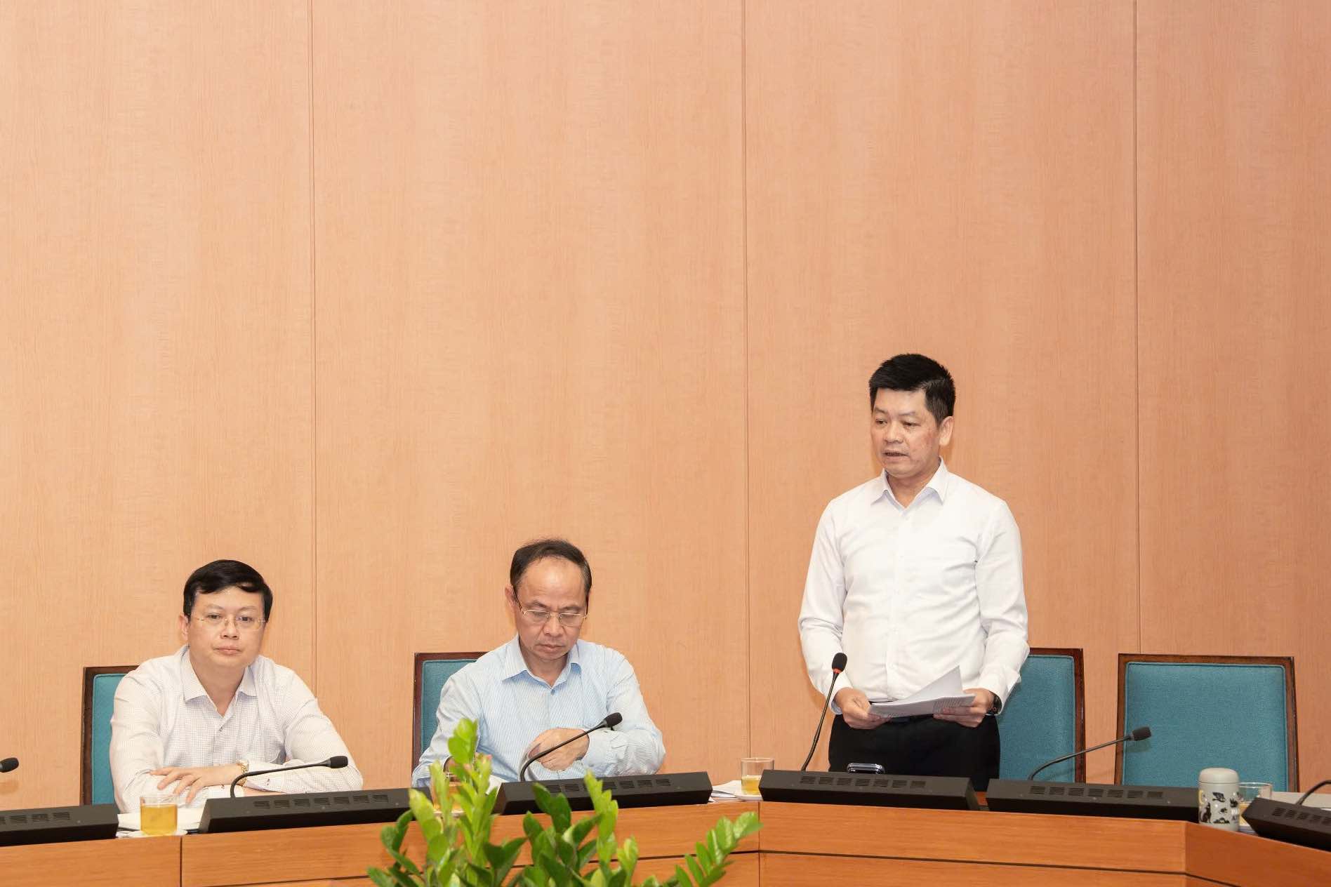 Phó Giám đốc Sở Giáo dục và Đào tạo Hà Nội Phạm Quốc Toản báo cáo tại cuộc họp. Ảnh: Phạm Linh