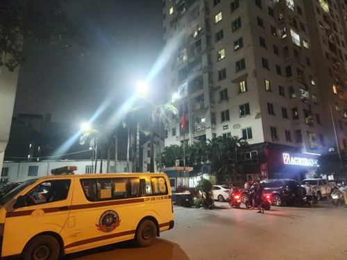 Scene of a male student in Hanoi falling from the upper floor of an apartment building to the ground and dying on the spot. Photo: Minh Hanh