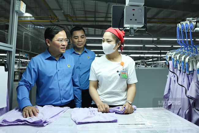 Chủ tịch Tổng LĐLĐVN trò chuyện với chị Lê Thùy Dung - công nhân Công ty TNHH K+K Fashion. Ảnh: Hải Nguyễn