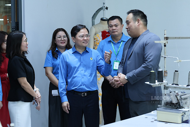 Ông Nguyễn Anh Tuấn - Chủ tịch Tổng LĐLĐVN (bên trái) trao đổi với ông Desmond Tan - Giám đốc nhà máy Công ty TNHH Thời trang Star về nguồn nhân lực và nâng cao năng suất lao động. Ảnh: Hải Nguyễn