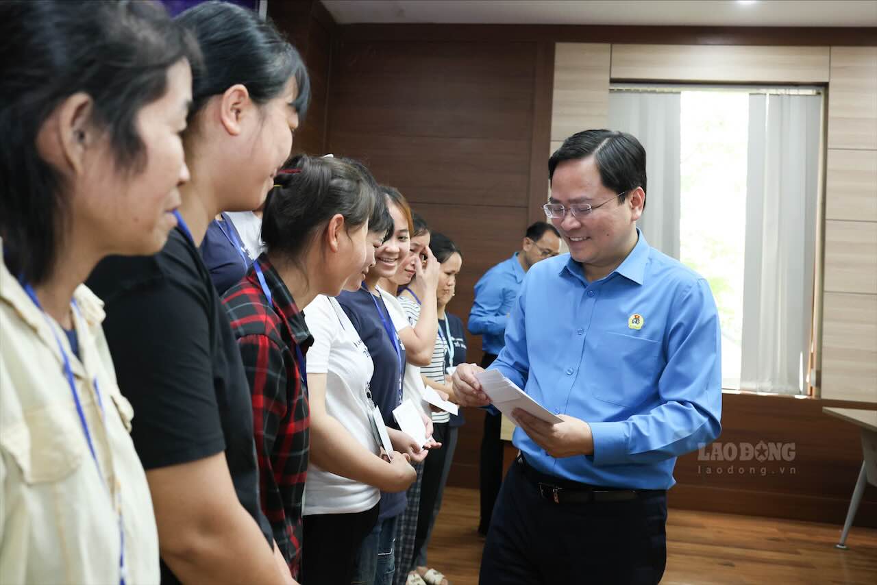 Mr. Nguyen Anh Tuan - Chairman of the Vietnam General Confederation of Labor presents gifts to workers of K+K Fashion Co., Ltd. Photo: Hai Nguyen