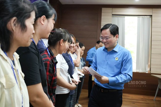 Chủ tịch Tổng Liên đoàn Lao động Việt Nam thăm, tặng quà công nhân Hà Nội