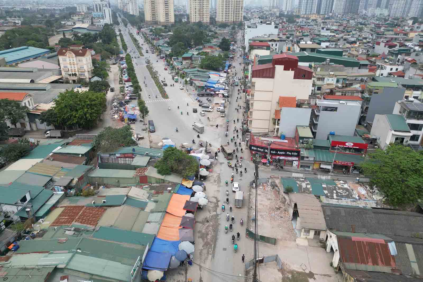 Linh Nam Street, intersection with Hanoi Ring Road 2.5. Photo: Song Huu