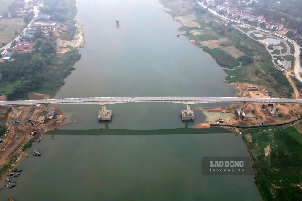 El puente del río Lô en la comuna de Đoan Hùng está siendo reparado. Foto: Tô Công