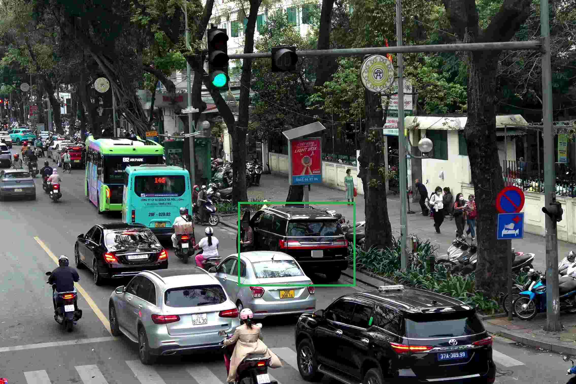 Ôtô dừng đỗ sai quy định (ô vuông) bị camera AI ghi nhận. Ảnh: Thế Kỷ