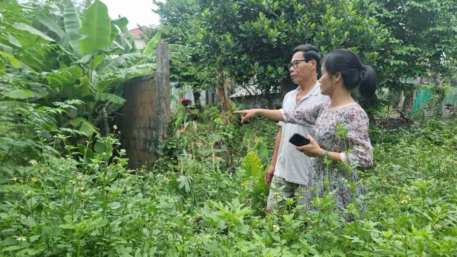 Before the reflection of Ms. Phung Thi Phuong Mai (right cover of the photo) about neighbors building houses encroaching on her family's land, the Quang Tri Provincial Inspectorate investigated and proposed functional agencies to handle violations. Photo: Hung Tho