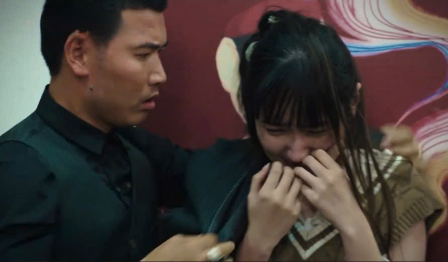 Hung once again appeared at the right time to relieve Trang from the crowd. Photo: VFC