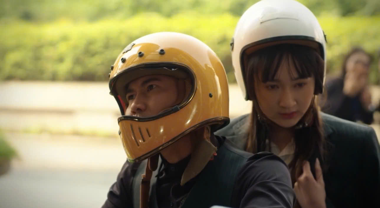 Hưng bảo vệ Trang khỏi màn đánh ghen vô cớ trong tập 16 “Bước chân vào đời“. Ảnh: VFC