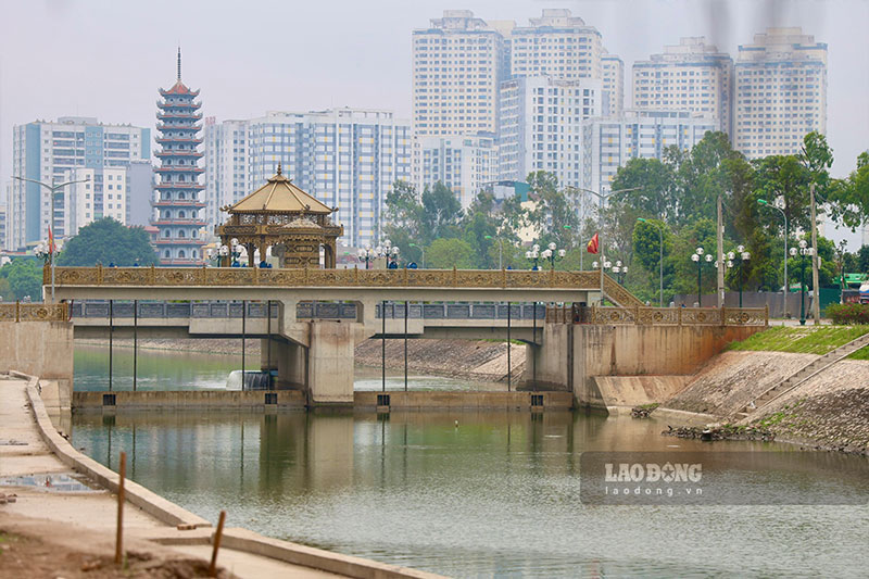 Cảnh quan dần thay đổi trên dòng sông Tô Lịch, vốn từng là điểm đen ô nhiễm. Ảnh: Dương Anh