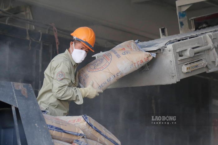 Workers working at Dien Bien Cement Joint Stock Company. Photo: Quang Dat