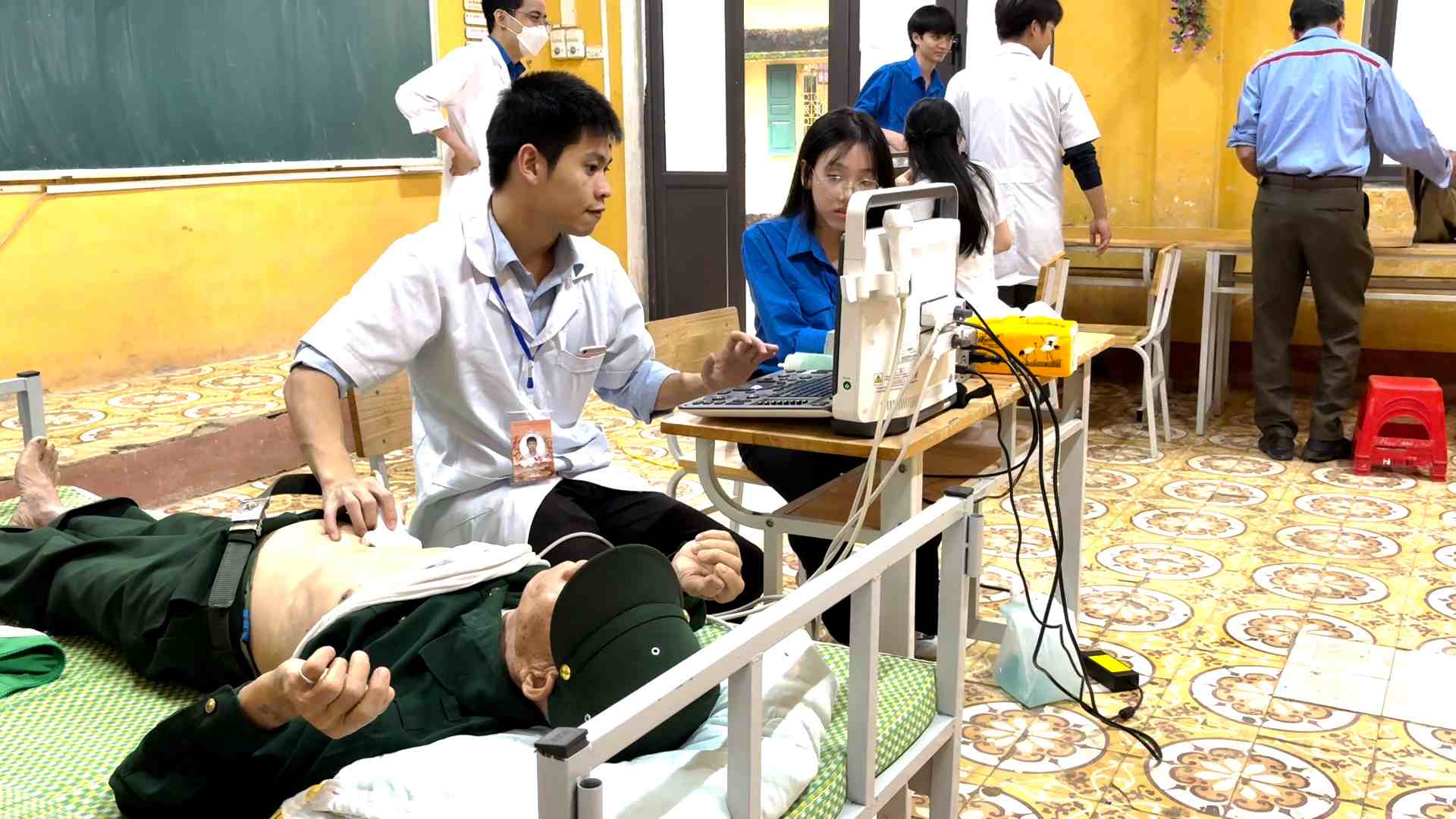 의료계 젊은이들의 고지대 자원 봉사 여행에서 희망을 심다