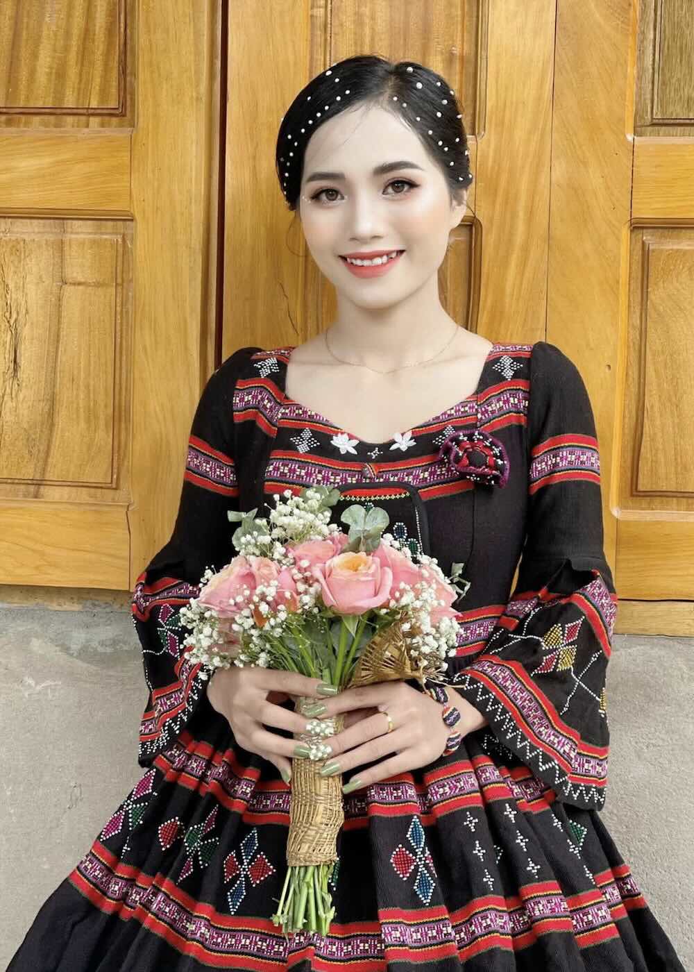 Cô dâu trong trang phục cưới cách tân trên nền vải thổ cẩm và bản sắc của người Pa Kô. Ảnh: K.S